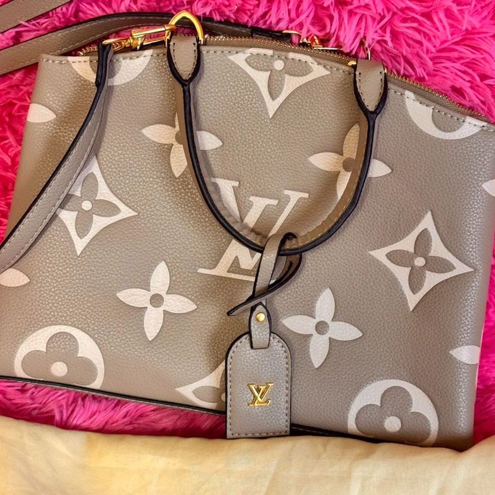 Louis Vuitton Gray Monogram Shoulder Bag - Picture 10 of 11